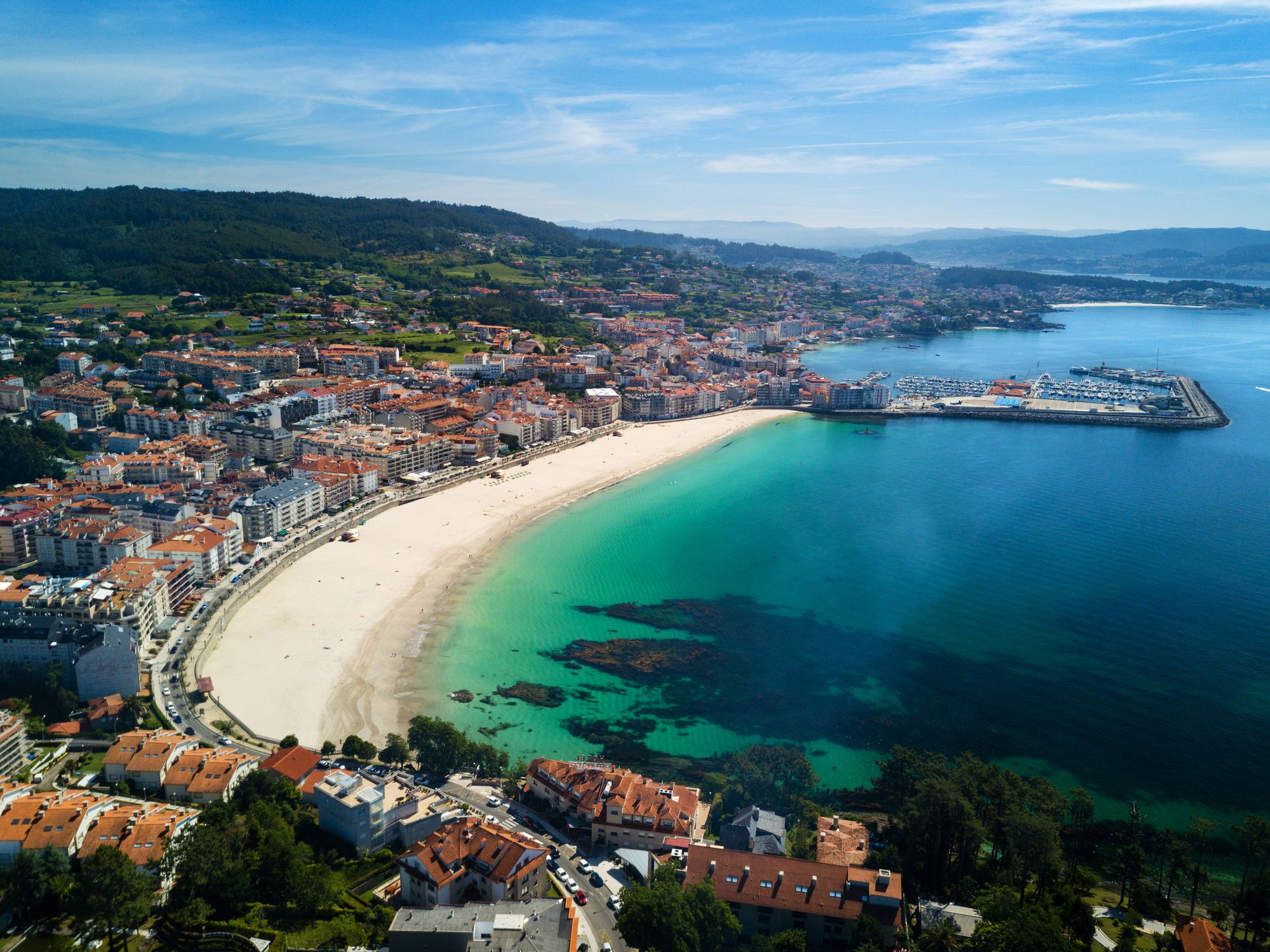 Vista aérea de Sanxenxo, su playa y el puerto deportivo.